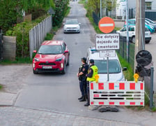 Policjanci i strażnicy miejscy na rogatkach miasta pilnowali przestrzegania nowych zasad poruszania się po Brochowie i Bieńkowicach (zdjęcie z poniedziałkowego poranka 4 maja)