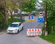 Policjanci i strażnicy miejscy na rogatkach miasta pilnowali przestrzegania nowych zasad poruszania się po Brochowie i Bieńkowicach (zdjęcie z poniedziałkowego poranka 4 maja)