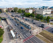 Tramwaj z połamanym pantografem na przystanku przy Pl. Jana Pawła II - 6 maja 2026 r.