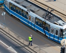 Tramwaj z połamanym pantografem na przystanku przy Pl. Jana Pawła II - 6 maja 2026 r.