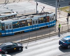 Tramwaj z połamanym pantografem na przystanku przy Pl. Jana Pawła II - 6 maja 2026 r.