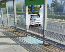 Zniszczona wiata przystankowa