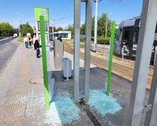 Zniszczona wiata przystankowa