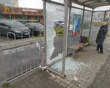 Zniszczona wiata przystankowa