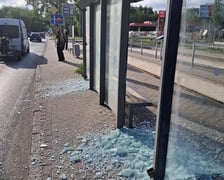 Zniszczona wiata przystankowa
