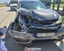 Uszkodzone samochody po kolizji stoją na jezdni autostrady A4, 7 czerwca 2026 r.