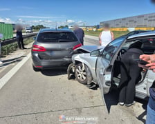 Uszkodzone samochody po kolizji stoją na jezdni autostrady A4, 7 czerwca 2026 r.