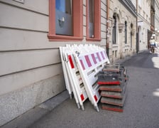 Ulica Kazimierza Wielkiego. Przygotowania oznaczeń związanych z nową, tymczasową organizacją ruchu.