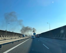 Płonie bus na A8 we Wrocławiu. Zablokowana AOW koło stadionu
