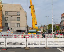 Dźwig zajął całą jedną jezdnię na Kazimierza Wielkiego