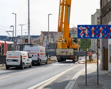 Dźwig zajął całą jedną jezdnię na Kazimierza Wielkiego
