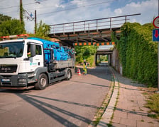 <p>Slużby MPWiK w piątek (17 lipca) oczyszczały wpusty w rejonie wiaduktu przy ul. Ścinawskiej</p>