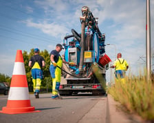 <p>Slużby MPWiK w piątek (17 lipca) oczyszczały wpusty w rejonie wiaduktu przy ul. Ścinawskiej</p>