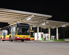 Zajezdnia autobusowa przy ulicy Obornickiej nocą – tankowanie autobusów po skończonych kursach