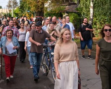 Mieszkańcy w drodze do Parku Na Skraju na spotkanie z przedstawicielami władz Wrocławia