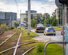 BMW na torowisku, od rana utrudnienia na Legnickiej
