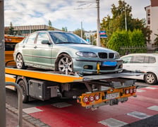 BMW na torowisku, od rana utrudnienia na Legnickiej