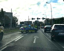 BMW na torowisku, od rana utrudnienia na Legnickiej