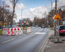 Progi zwalniające na Al. Kochanowskiego powstały wiosną tego roku i są rozwiązaniem tymczasowym (zdjęcie archiwalne z 27.03.2026 r.)