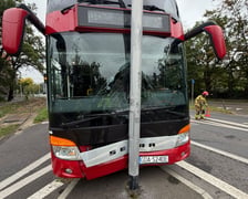 Autokar uderzył w słup sygnalizacji świetlnej na ulicy Wróblewskiego