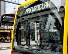 Testowany przez MPK Wrocław autobus bezprzegubowy wjechał już na ulice Wrocławia
