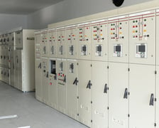 Stacja prostownikowa przetwarza prąd zmienny, który jest w sieci, na prąd stały, wykorzystywany do zasilania tramwajów