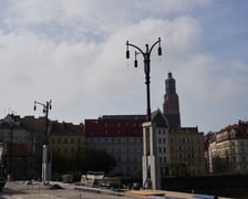 Na moście Pomorskim Południowym zamontowano oprawy na lampach