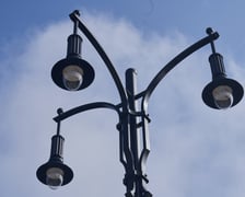 Na moście Pomorskim Południowym zamontowano oprawy na lampach