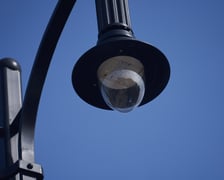 Na moście Pomorskim Południowym zamontowano oprawy na lampach