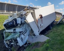 W ubiegłym tygodniu takie widoki mieli kierowcy jadący AOW. Ciężarówka wypadła z trasy...