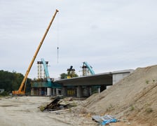 Budowa mostu przez Oławę w ciągu przyszłej Alei Wielkiej Wyspy idzie zgodnie z planem