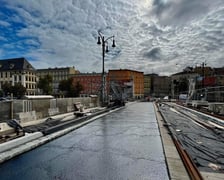 Świeża warstwa asfaltu i maszkarony na balustradzie to nowości na moście Pomorskim Południowym