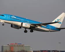 17. miejsce w rankingu Skytrax ? KLM Royal Dutch Airlines. Holenderska linia, która oferuje połączenia do stolicy kraju ? Amsterdamu.