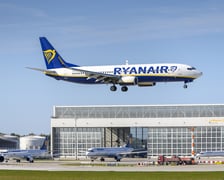 40. miejsce w rankingu Skytrax ? Ryanair. Najlepsze tanie linie lotnicze w Europie. Samolotami Ryanair dolecimy między innymi do Alicante, Aten, Barcelony, Bolonii, Brukseli, Edynburga, Londynu, Neapolu, Malagi, Mediolanu, Paryża, Palermo czy na Kretę.