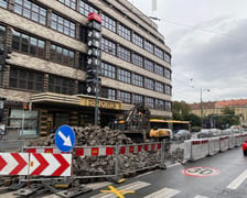 Trwa remont ul. Świdnickiej. Utrudnienia dla kierowców i pasażerów komunikacji miejskiej. Na zdjęciu fragment modernizowanej ulicy
