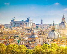 Rzym, czyli Wieczne Miasto i stolica Włoch kusi wszystkim: pięknymi zabytkami, tradycją, pyszną kuchnią i wysoką temperaturą. A do zwiedzania jeszcze Watykan, czyli najmniejsze państwo świata