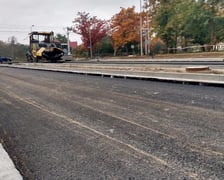 Na zdjęciu prace przy kładzeniu asfaltu na odcinku AWW pomiędzy ulicami Olszewskiego i Dembowskiego