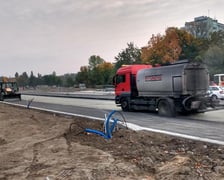 Na zdjęciu prace przy kładzeniu asfaltu na odcinku AWW pomiędzy ulicami Olszewskiego i Dembowskiego