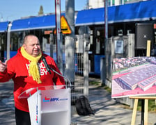 Konferencja prasowa w zajezdnia Borek. Przemawia Krzysztof Balawejder, prezes MPK