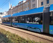 Nowy tramwaj w barwach MPK Wrocław podczas prezentacji na ul. Widok