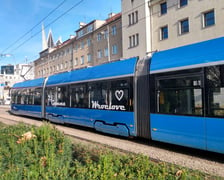 Nowy tramwaj w barwach MPK Wrocław podczas prezentacji na ul. Widok