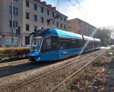 Nowy tramwaj w barwach MPK Wrocław podczas prezentacji na ul. Widok