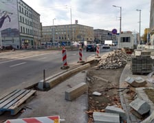 Na zdjęciu budowa drogi rowerowej wzdłuż ul. Sądowej, na odcinku od pl. Legionów do Promenady Staromiejskiej