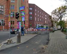 Na zdjęciu budowa drogi rowerowej wzdłuż ul. Sądowej, na odcinku od pl. Legionów do Promenady Staromiejskiej