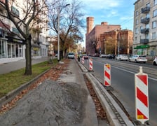 Na zdjęciu budowa drogi rowerowej wzdłuż ul. Sądowej, na odcinku od pl. Legionów do Promenady Staromiejskiej