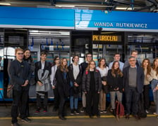 Uroczystość nadania imienia Wandy Rutkiewicz tramwajowi Moderus Gamma w zajezdni Borek