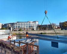 Układanie nowych dźwigarów na budowie mostu św. Klary