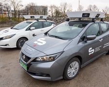 Na zdjęciu dwa samochody, które prowadzą e-kontrole parkingów we Wrocławiu