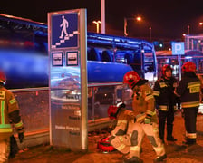 wypadek na rondzie Reagana, autobus wjechał w przejście podziemne