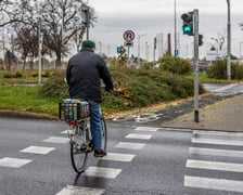 Na zdjęciu przeznaczona do remontu droga rowerowa wzdłuż ul. Krzywoustego